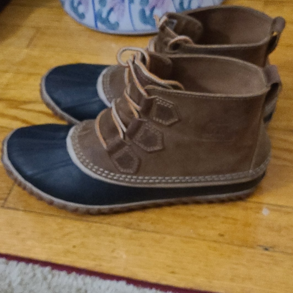 Boots - Picture 3 of 7